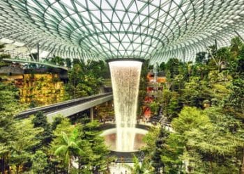 Най-големият закрит водопад в света е в Сингапур