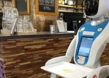 Робот сервира кафе в Златни пясъци