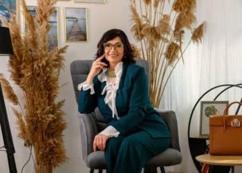 „Бъдете жени чрез роклите си.“