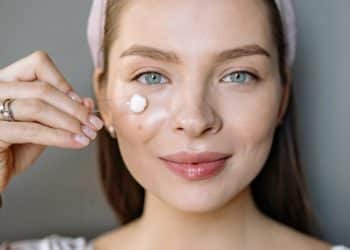 Грижа за мазната кожа на лицето