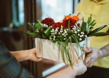 5 нетрадиционни, но впечатляващи начина да подарите цветя