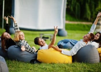 Градински мебели под пергола, създаващи уютна зона за отдих и сянка в градината през лято