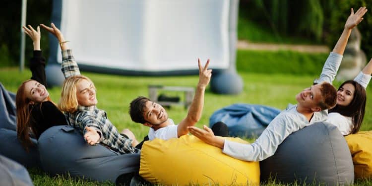 Топ идеи за комфорт и сянка в градината през лятото 1 Градински мебели под пергола, създаващи уютна зона за отдих и сянка в градината през лято